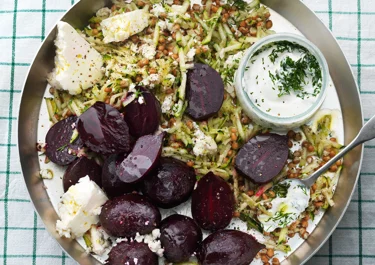 Sallad med rödbetor, matvete och dillyoghurt