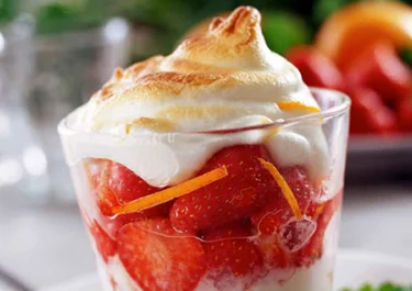 Yoghurt och jordgubbar med marängtopp