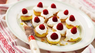 Saffranskaka med hallon