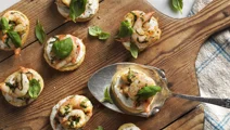 Crostini med kronärtskockskräm och räkor