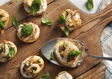 Crostini med kronärtskockskräm och räkor