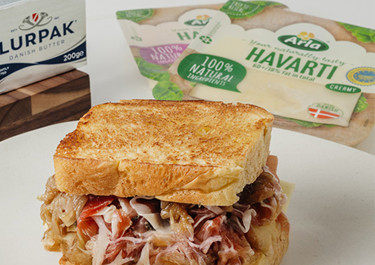 Sándwich trufado de pan Brioche con jamón ibérico y Arla Havarti