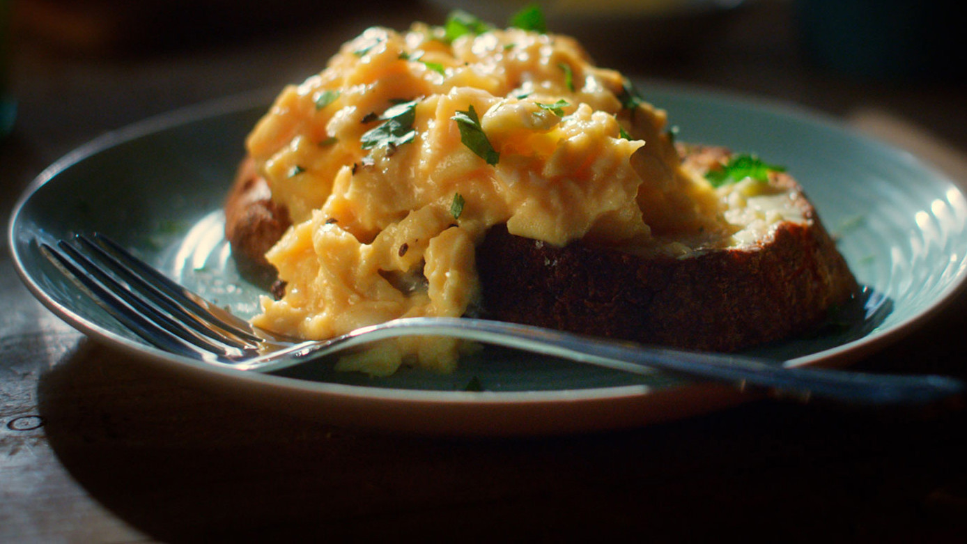 SCRAMBLED EGGS ON TOAST