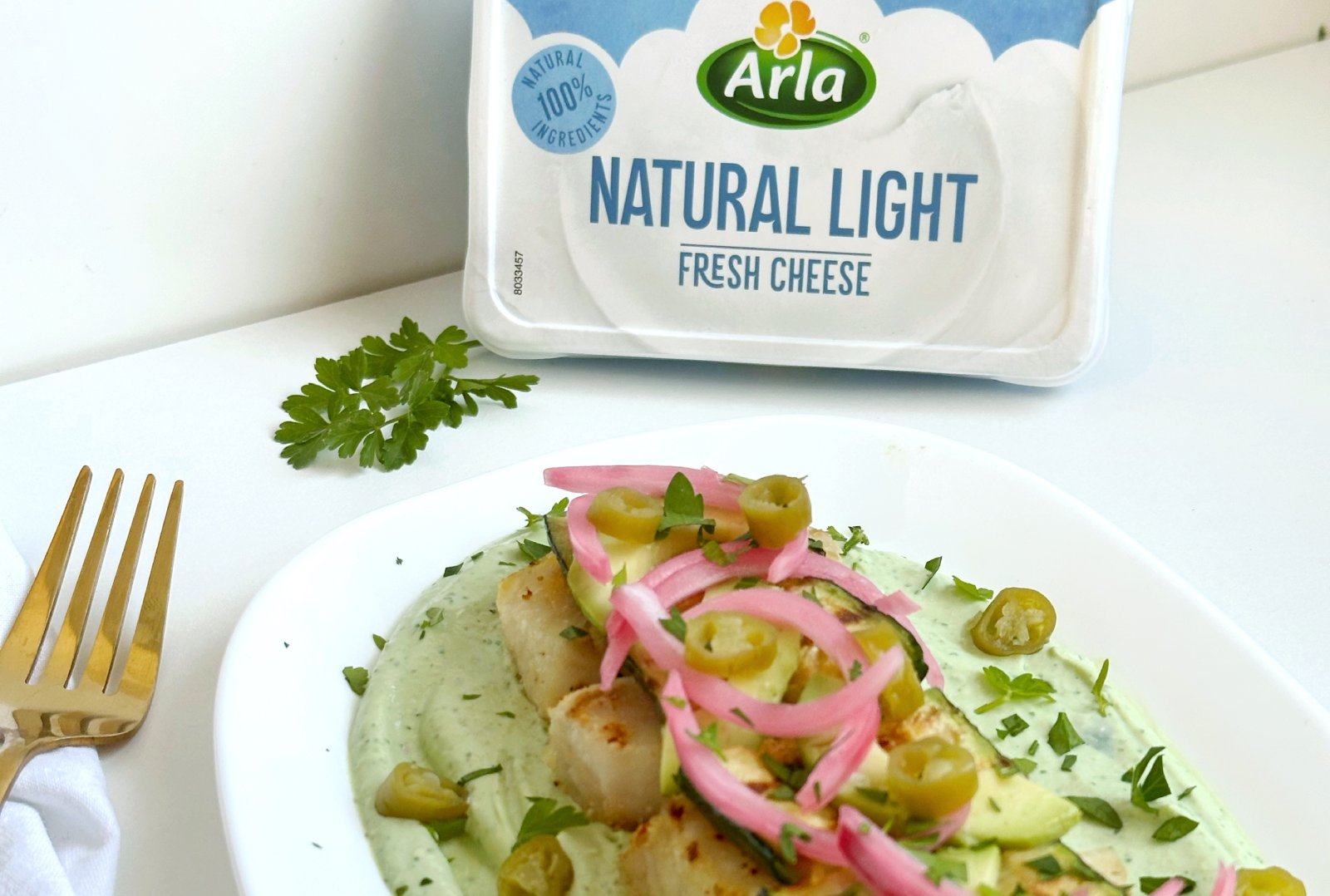 Merluza en salsa de aguacate con Arla Queso de Untar Light