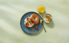 Tropisk bagel med banan, jordbær og flødeostring