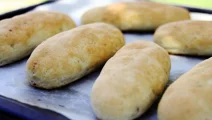 Korvbröd med rostad lök