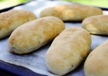 Korvbröd med rostad lök