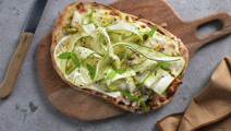 Flatbread med pistagenötter, zucchini och mynta
