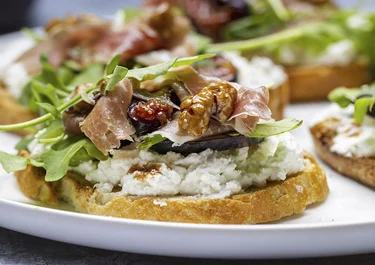 Emparedados con crema de yogur, jamón, nueces y pavo
