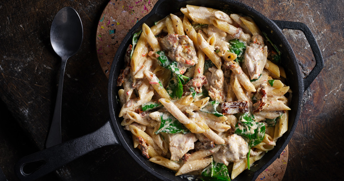 Krämig pasta med kyckling, soltorkade tomater och spenat - Recept | Arla