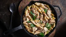 Krämig pasta med kyckling, soltorkade tomater och spenat