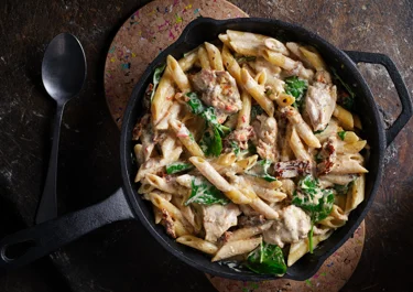 Krämig pasta med kyckling, soltorkade tomater och spenat