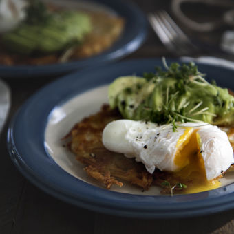 Rösti med Herrgård®, pocherat ägg och avokado