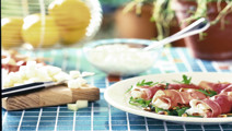 Melon- och färskostfylld prosciutto