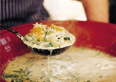 Piparjuurella maustettu kesäkurpitsakeitto