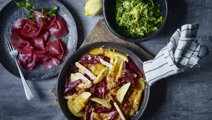 Ostegratinerede rodfrugter med savojkålssalat