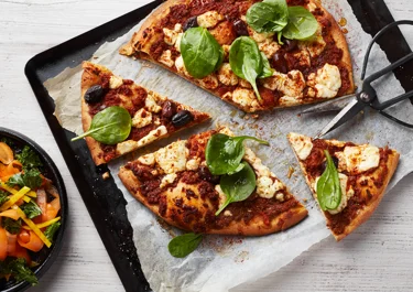 Pizza bolognese med vitost och oliver