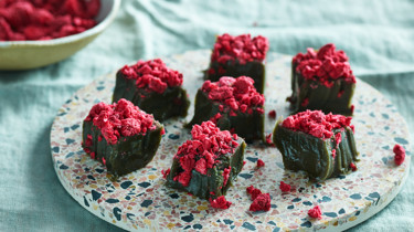 Fudge med lakrits och hallon