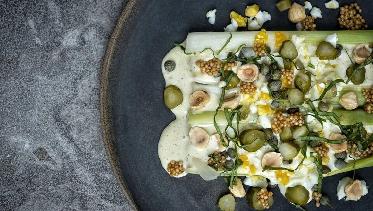 Gepocheerde prei met blanquette van kaas