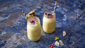 Smoothie with ginger and skyr 