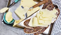 Ostsmörgås på frukt- och valnötsbröd