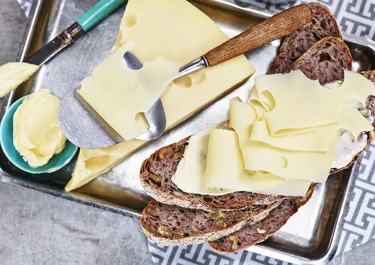Ostsmörgås på frukt- och valnötsbröd