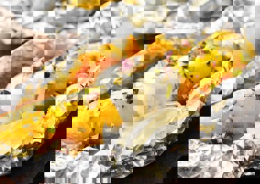 Grillattua banaania ja hunajajogurttia