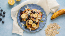 Helpot proteiinipannukakut banaanilla ja mustikoilla