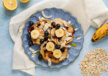 Helpot proteiinipannukakut banaanilla ja mustikoilla