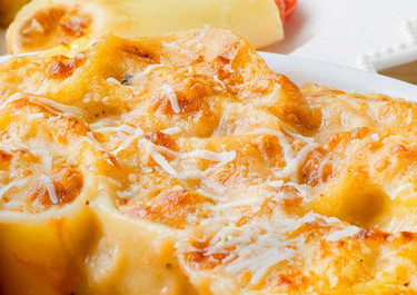 Paccheri rellenos de pollo con mozzarella y salsa de tomate