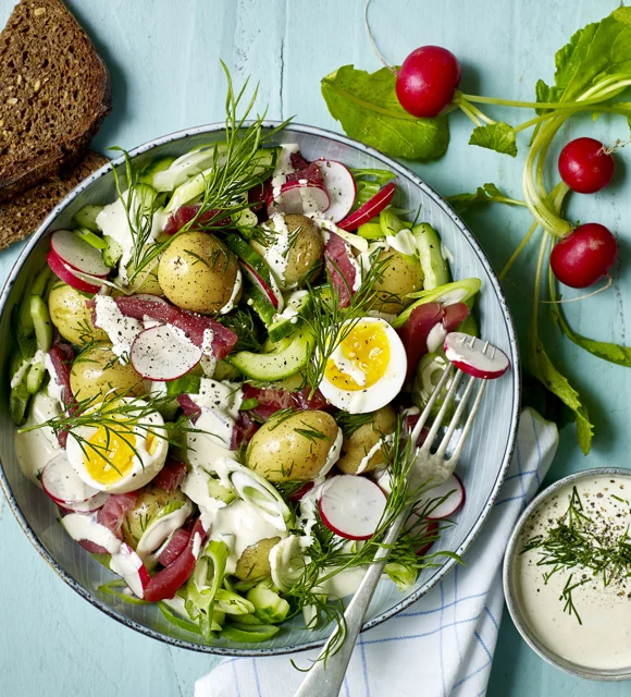 Kartoffelsalat mit Dill und weichgekochten Eiern