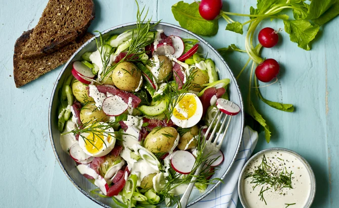 Kartoffelsalat mit Dill und weichgekochten Eiern