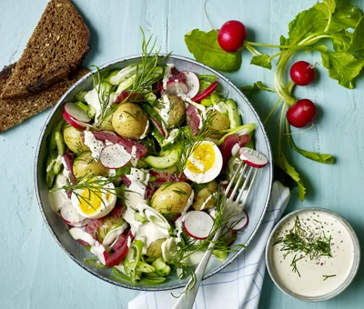Salat med kartofler, dild og smilende æg