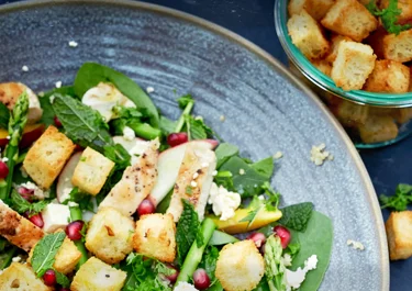 Quinoa salad with chicken and croutons