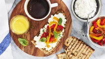 Grillat surdegsbröd med cottage cheese och marinerad paprika