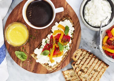 Grillat surdegsbröd med cottage cheese och marinerad paprika