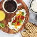 Grillat surdegsbröd med cottage cheese och marinerad paprika