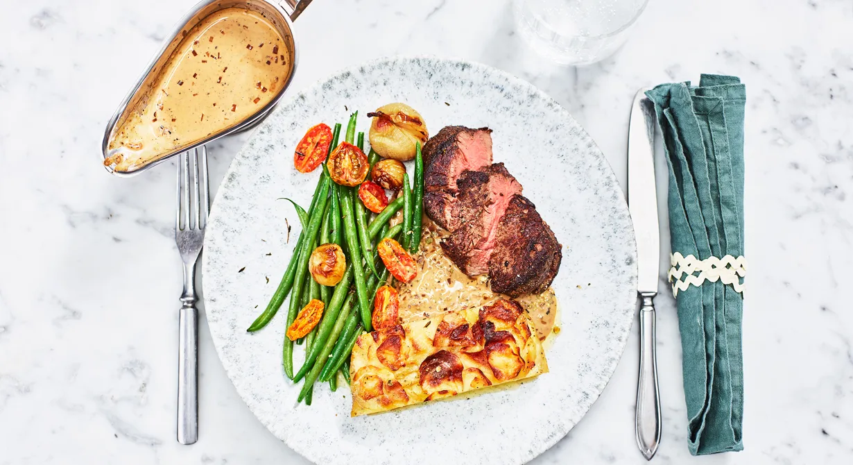 Servera grönpepparsåsen till en köttbit eller stek i tunna skivor av nöt, fläsk eller fågel. Crème fraiche tillför tillsammans med vinet en trevlig syra till den kryddiga smaken.