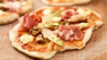 Sinihomejuusto-kinkkupizza