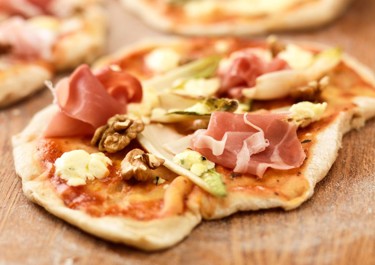 Sinihomejuusto-kinkkupizza