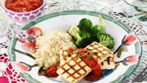 Grill cheese med quinoa och varm tomatsalsa
