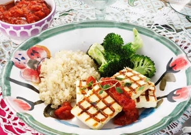 Grill cheese med quinoa och varm tomatsalsa