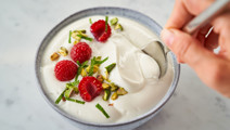 Arla® Skyr Bowl mit Pistazien, Himbeeren und Minze