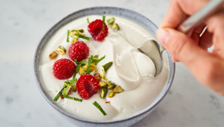 Arla® Skyr Bowl mit Pistazien, Himbeeren und Minze