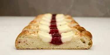 Täytepitko on herkullinen ja poikkeuksellisen kätevä vaihtoehto suurempiin kahvituksiin.