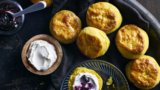 Saffransscones med färskost och blåbärssylt