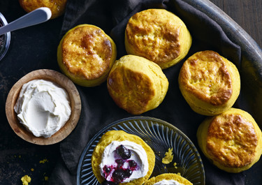 Saffransscones med färskost och blåbärssylt