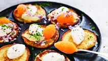 Mandelpotatisplättar med löjrom