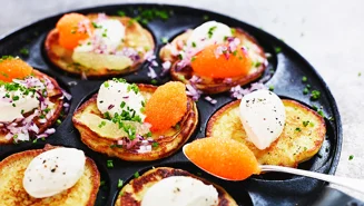 Mandelpotatisplättar med löjrom