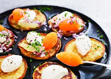 Mandelpotatisplättar med löjrom